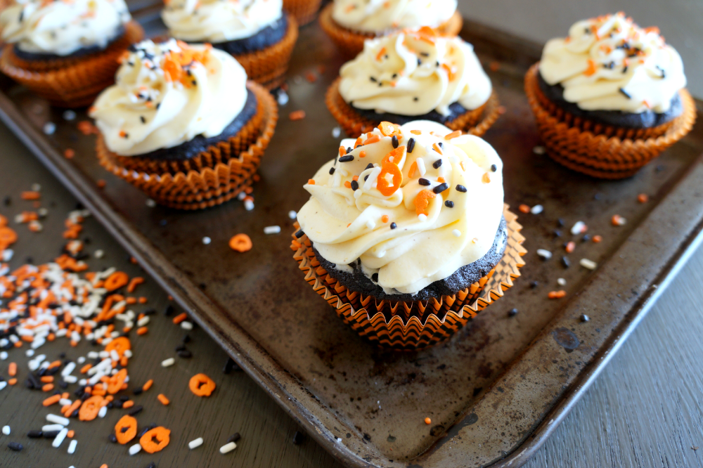 spiced chocolate cupcakes with pumpkin cheesecake frosting | The Baking Fairy