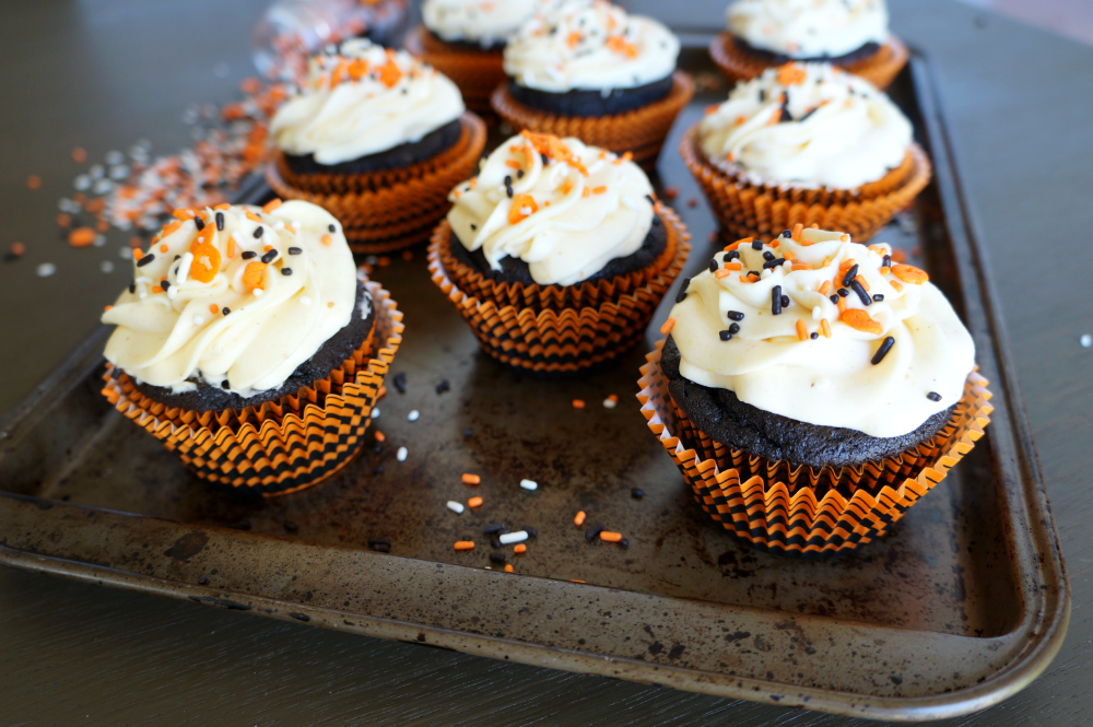spiced chocolate cupcakes with pumpkin cheesecake frosting | The Baking Fairy