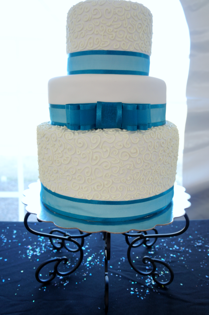 turquoise & white wedding | The Baking Fairy