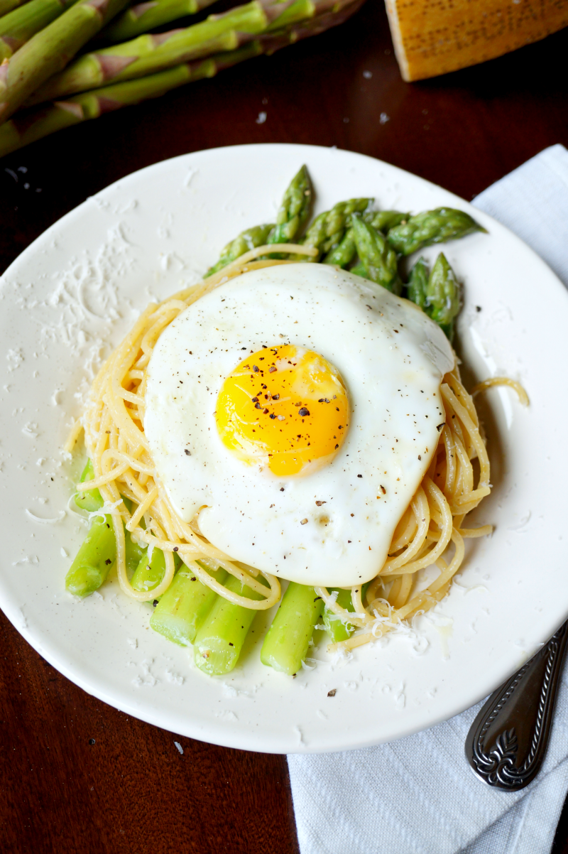 asparagus & fried egg spaghetti | The Baking Fairy