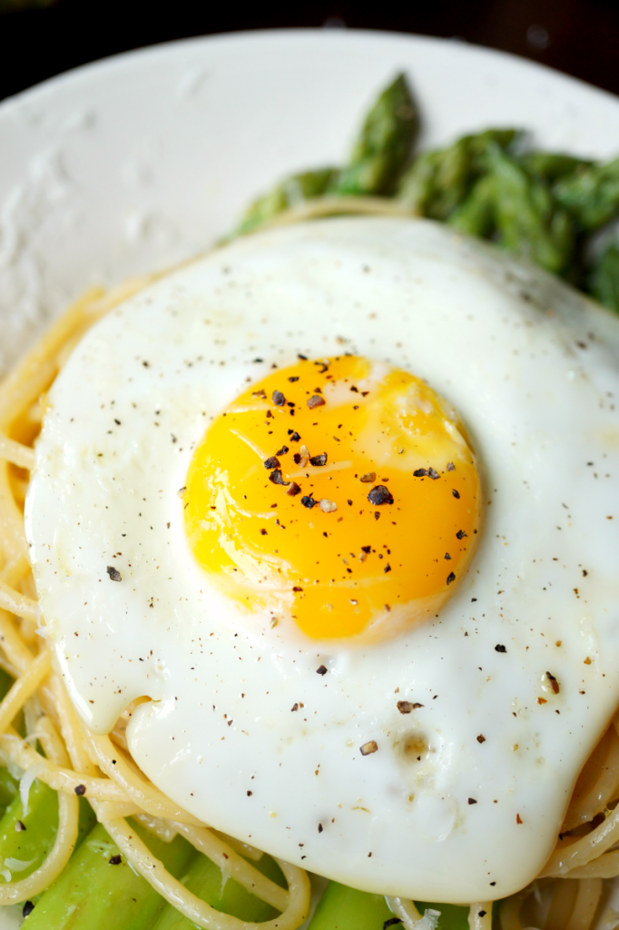 asparagus & fried egg spaghetti The Baking Fairy