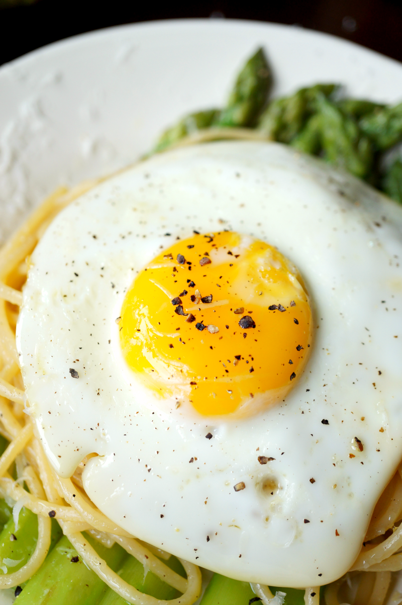 asparagus & fried egg spaghetti | The Baking Fairy