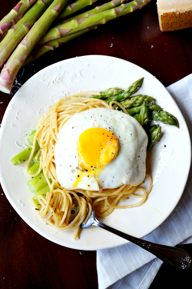 asparagus & fried egg spaghetti | The Baking Fairy