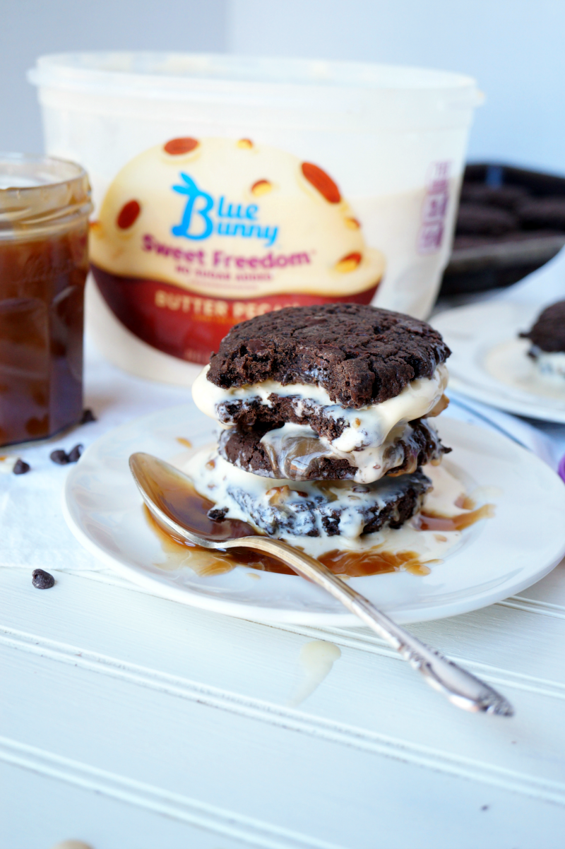 turtle ice cream sandwiches with homemade salted caramel | The Baking Fairy 