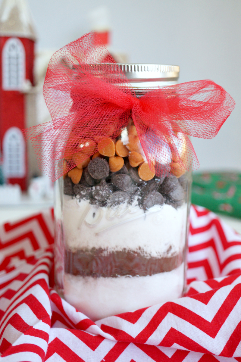 homemade gifts: caramel pecan brownie mix in a jar | The Baking Fairy