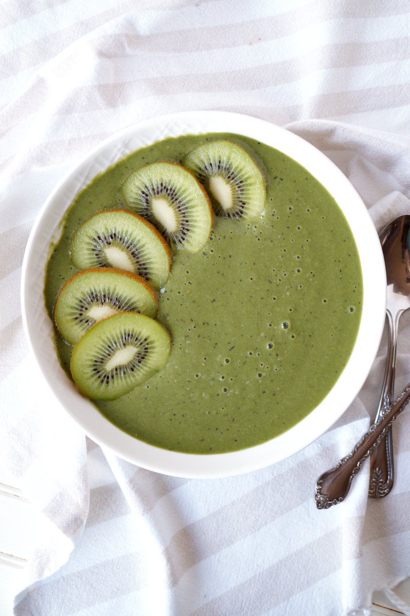 rainbow green smoothie bowl | The Baking Fairy