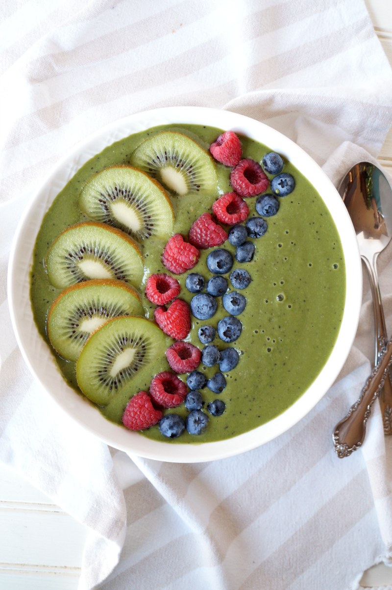 rainbow green smoothie bowl | The Baking Fairy