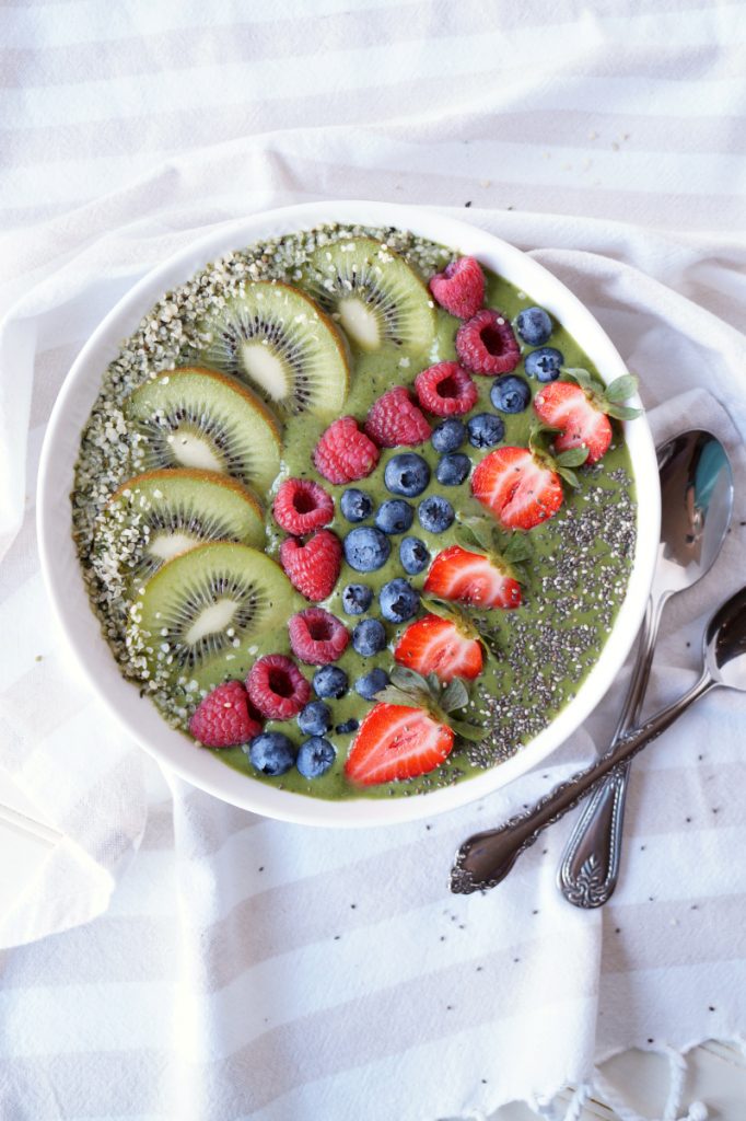 rainbow green smoothie bowl | The Baking Fairy