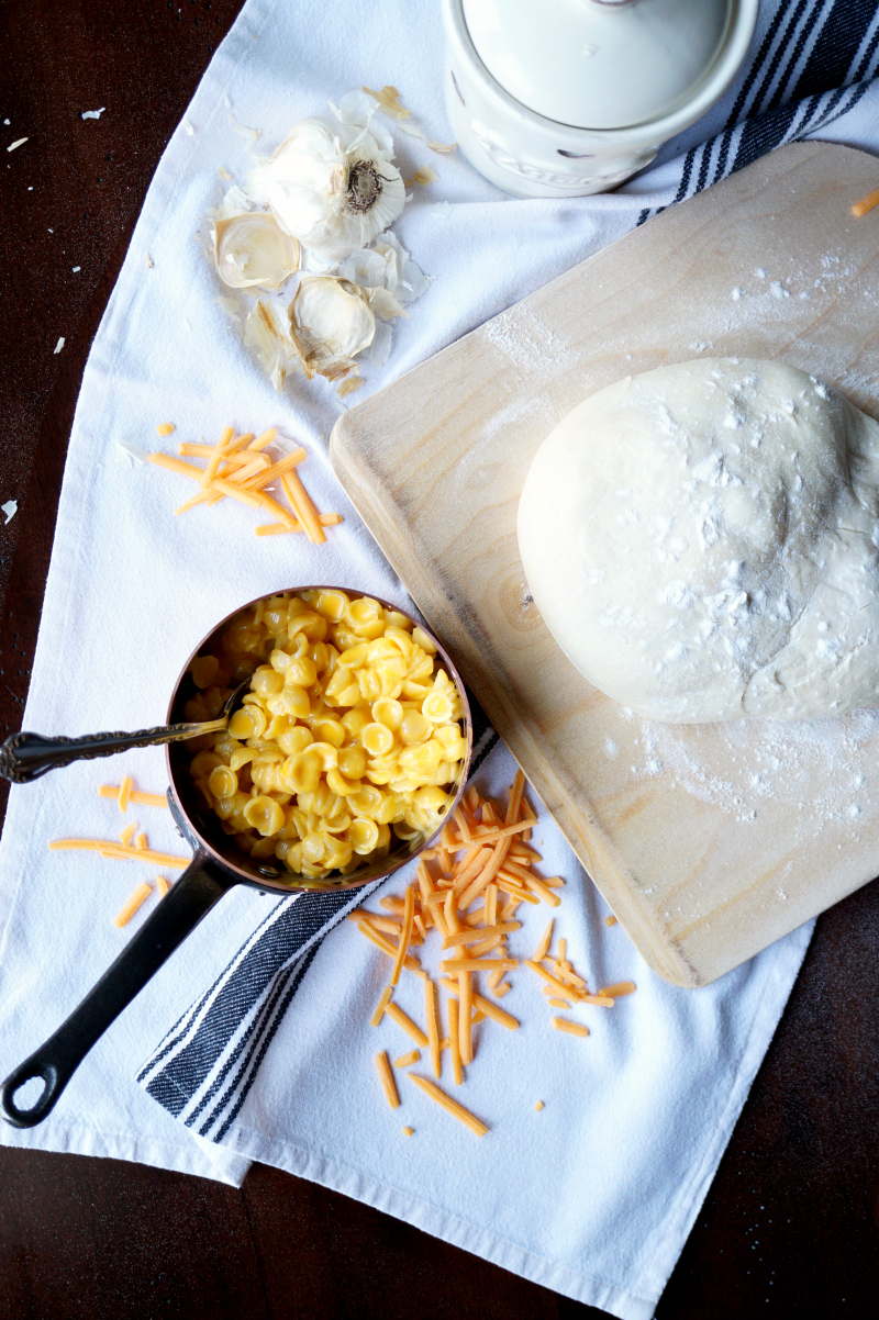 mac & cheese pizza with garlic bread crust | The Baking Fairy