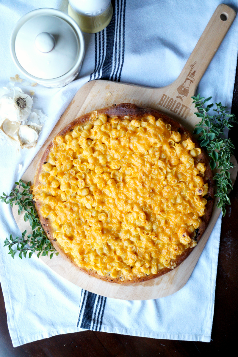 mac & cheese pizza with garlic bread crust | The Baking Fairy