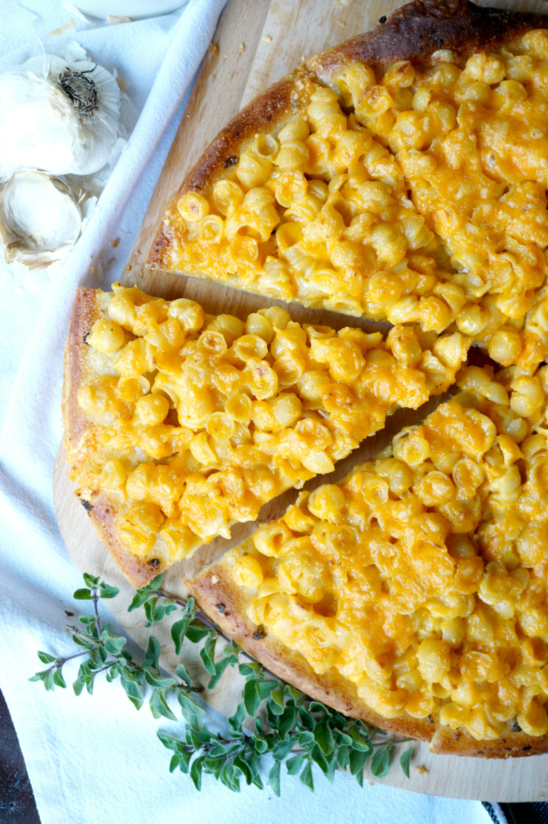 mac & cheese pizza with garlic bread crust | The Baking Fairy