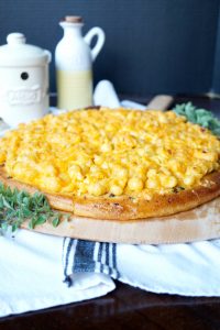 mac & cheese pizza with garlic bread crust | The Baking Fairy