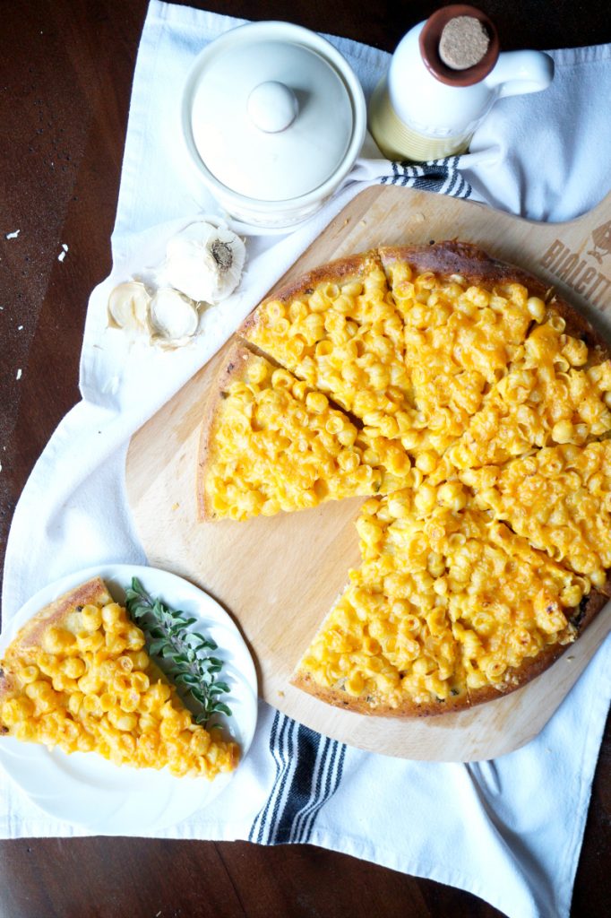 mac & cheese pizza with garlic bread crust | The Baking Fairy