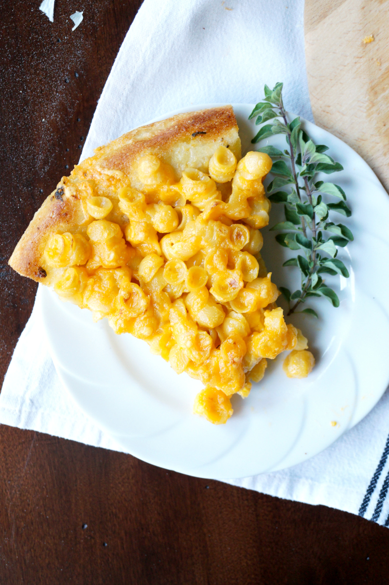 mac & cheese pizza with garlic bread crust | The Baking Fairy