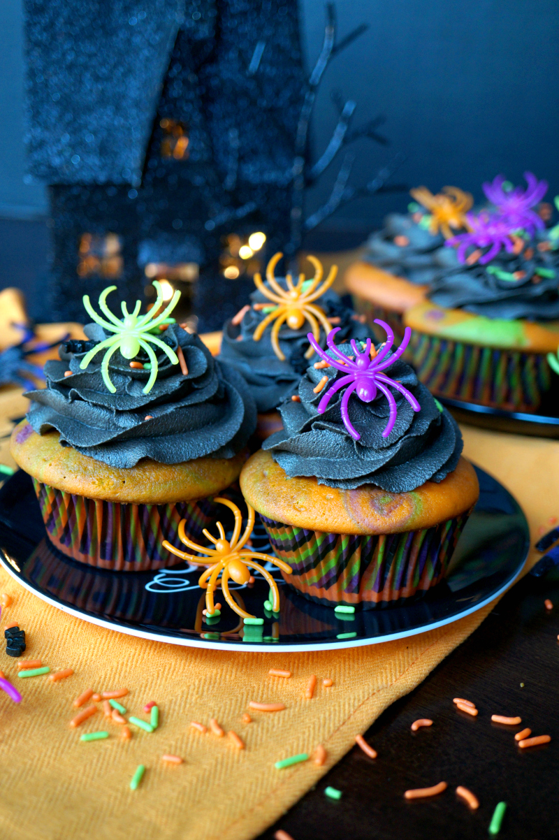 Halloween marble cupcakes with dark chocolate frosting | The Baking Fairy