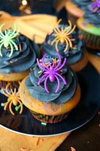 Halloween marble cupcakes with dark chocolate frosting | The Baking Fairy