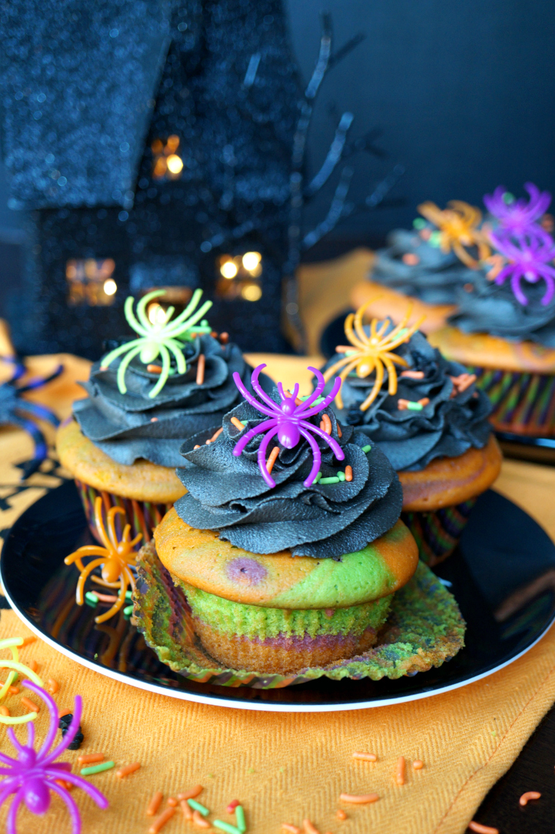 Halloween marble cupcakes with dark chocolate frosting | The Baking Fairy