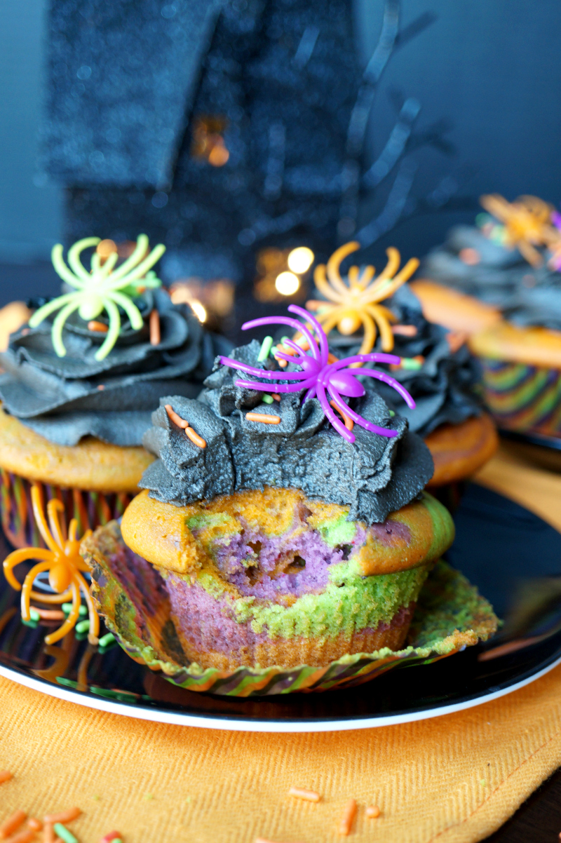 Halloween marble cupcakes with dark chocolate frosting | The Baking Fairy