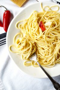 spaghetti aglio, olio & peperoncino | The Baking Fairy