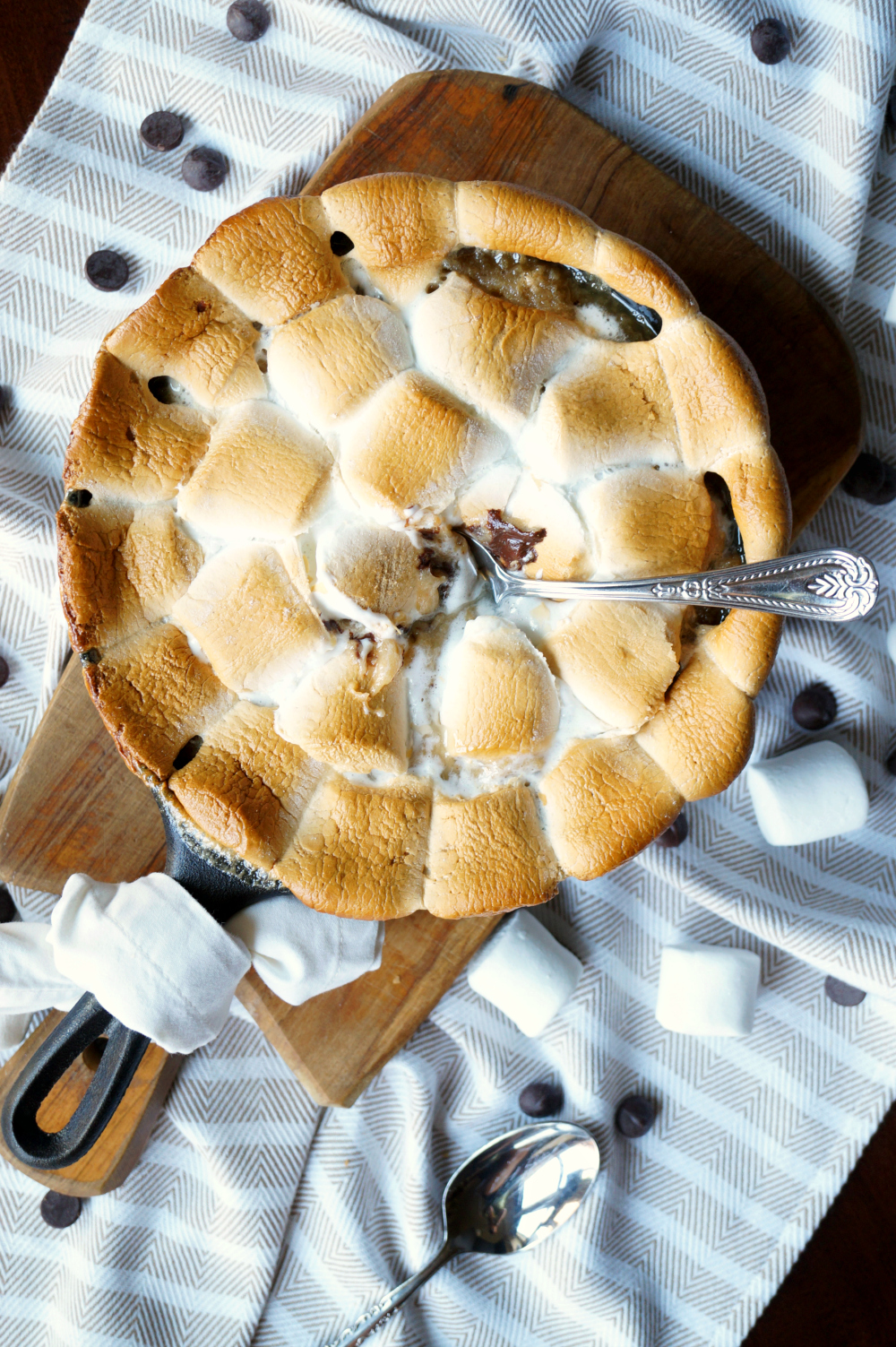 s'mores chocolate chip skillet cookie | The Baking Fairy