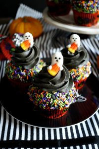 vegan pumpkin cupcakes with dark chocolate sprinkle frosting | The Baking Fairy #HalloweenTreatsWeek #ad