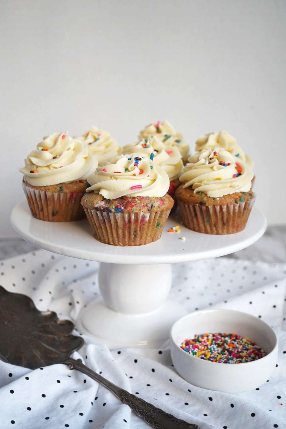 cupcakes on cake stand