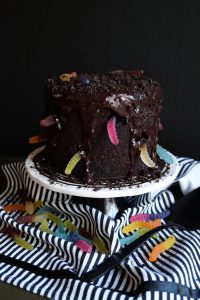 oreo-covered dirt & worms cake with gummy worms