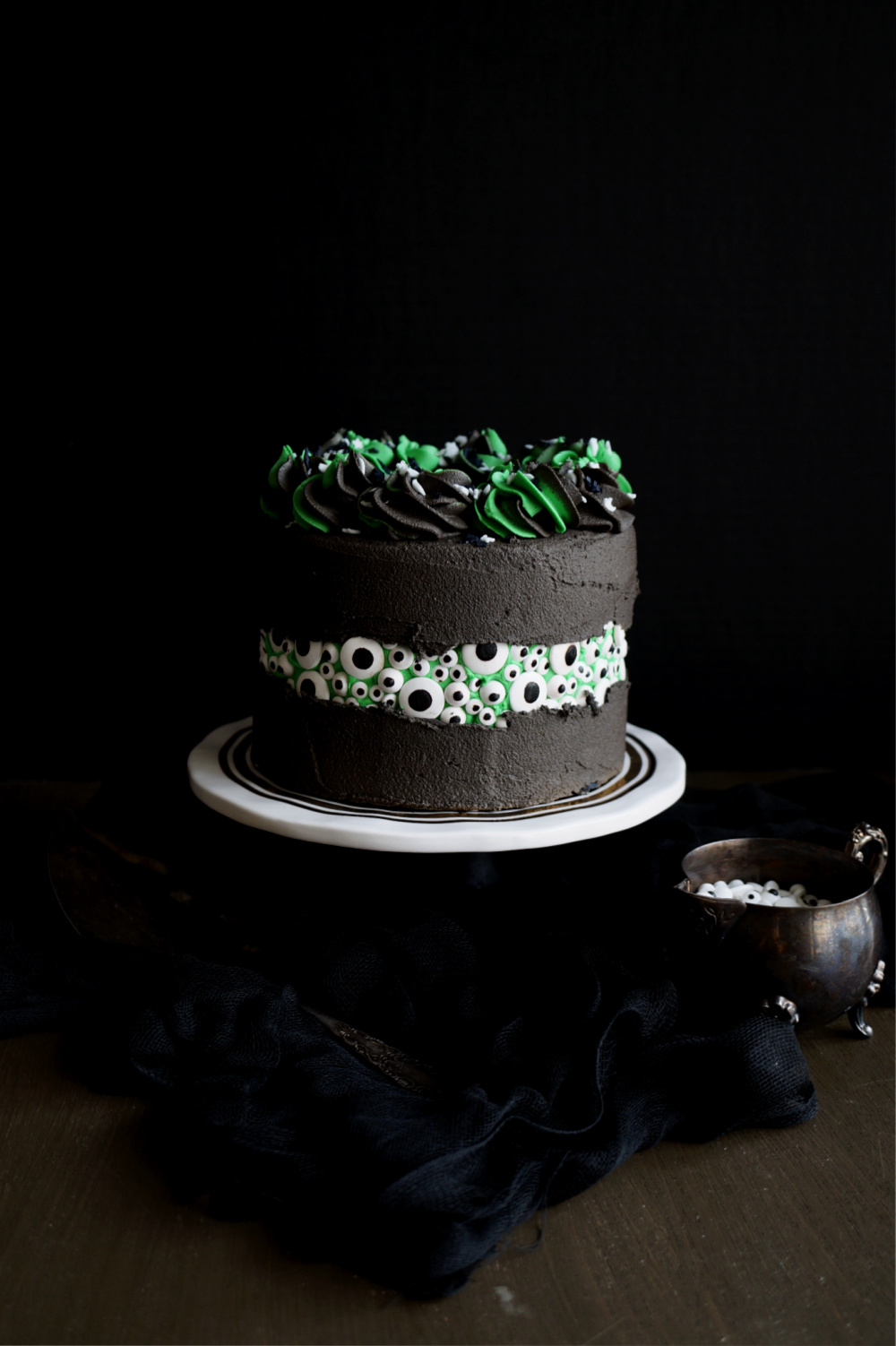 eyeball fault line cake on cake stand